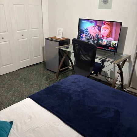 Snug Minimalist Full Bed With 50 Inch Smart Tv, Netflix, Airplay, Mini-Fridge, And 500 Mbps Wifi Near Fiu, Dolphin Mall, Airport Miami Exterior photo