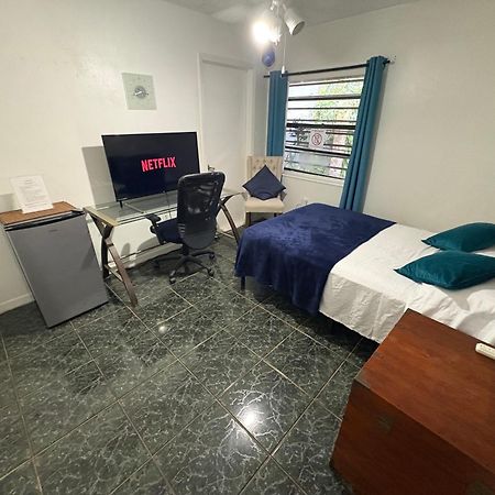 Snug Minimalist Full Bed With 50 Inch Smart Tv, Netflix, Airplay, Mini-Fridge, And 500 Mbps Wifi Near Fiu, Dolphin Mall, Airport Miami Exterior photo