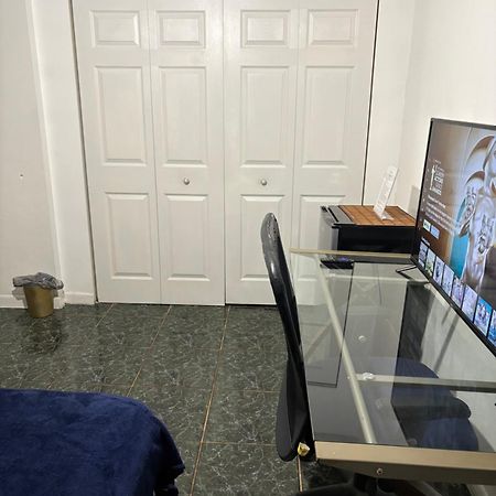 Snug Minimalist Full Bed With 50 Inch Smart Tv, Netflix, Airplay, Mini-Fridge, And 500 Mbps Wifi Near Fiu, Dolphin Mall, Airport Miami Exterior photo