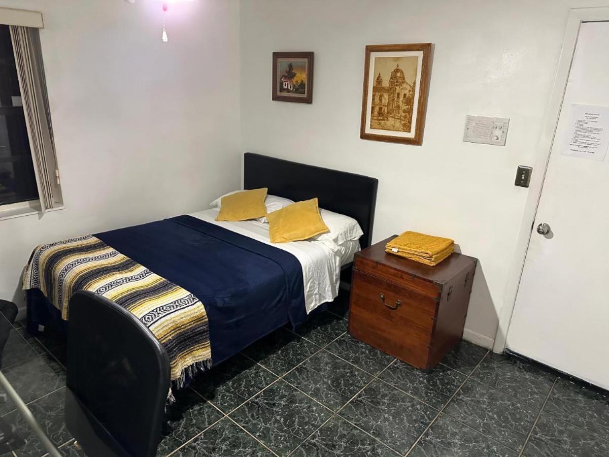 Snug Minimalist Full Bed With 50 Inch Smart Tv, Netflix, Airplay, Mini-Fridge, And 500 Mbps Wifi Near Fiu, Dolphin Mall, Airport Miami Exterior photo