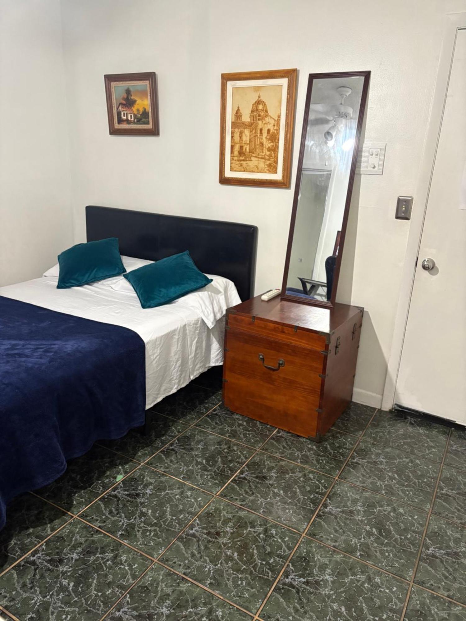 Snug Minimalist Full Bed With 50 Inch Smart Tv, Netflix, Airplay, Mini-Fridge, And 500 Mbps Wifi Near Fiu, Dolphin Mall, Airport Miami Exterior photo