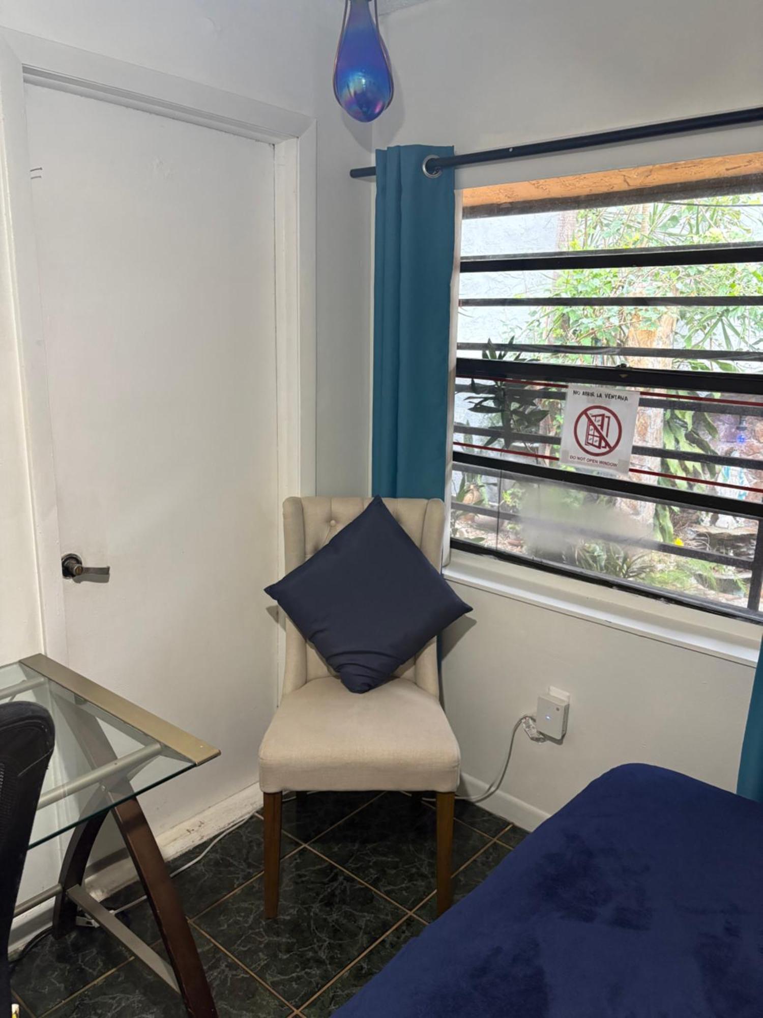 Snug Minimalist Full Bed With 50 Inch Smart Tv, Netflix, Airplay, Mini-Fridge, And 500 Mbps Wifi Near Fiu, Dolphin Mall, Airport Miami Exterior photo